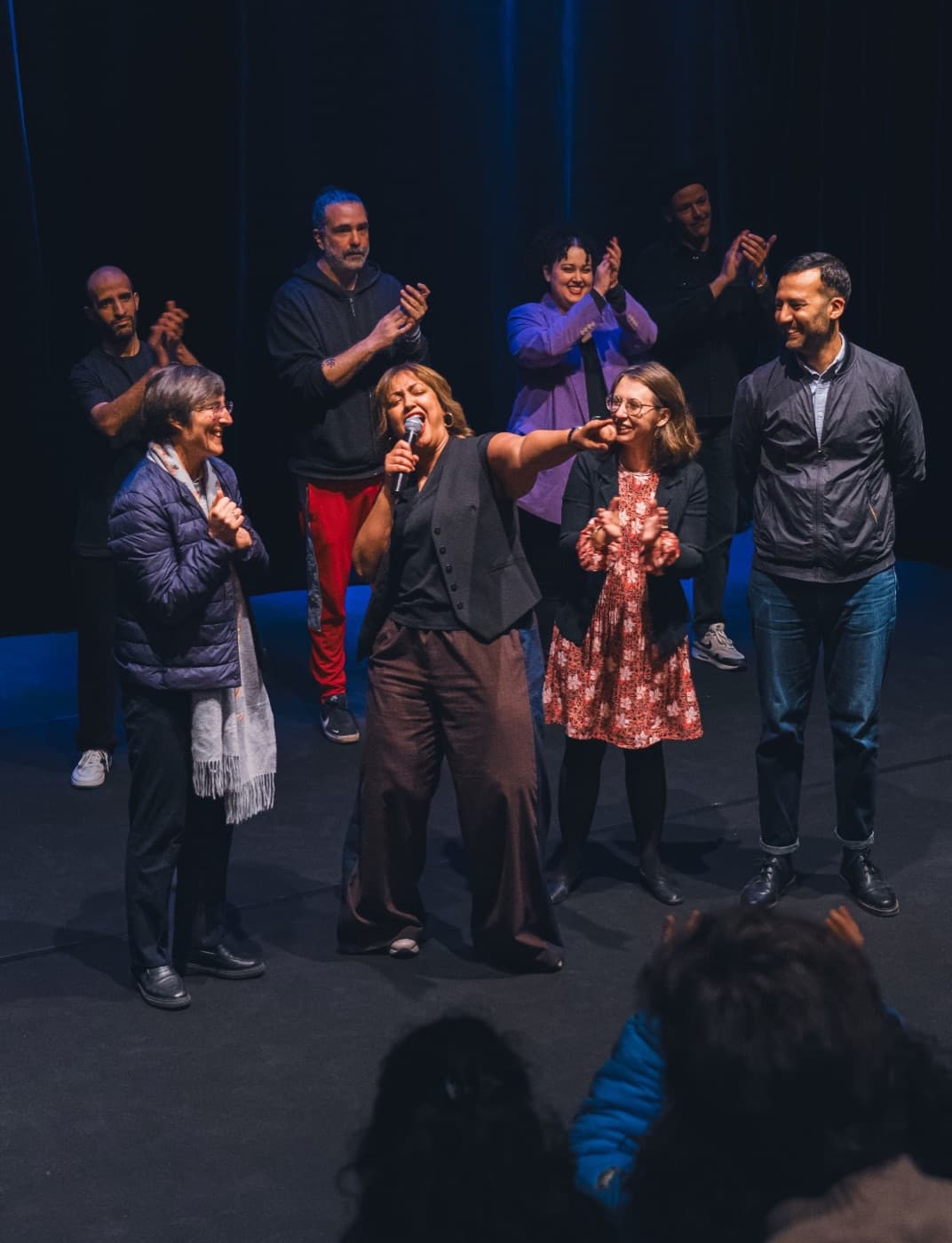 Mounia Ouassif saluant le public entourée d'autres artistes