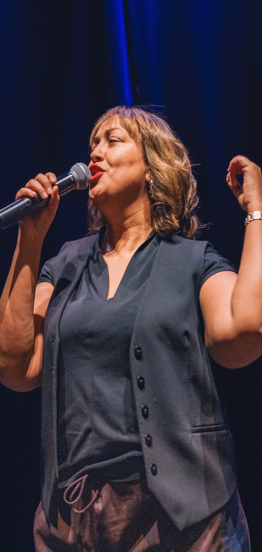 Mounia Ouassif sur scène, micro à la main