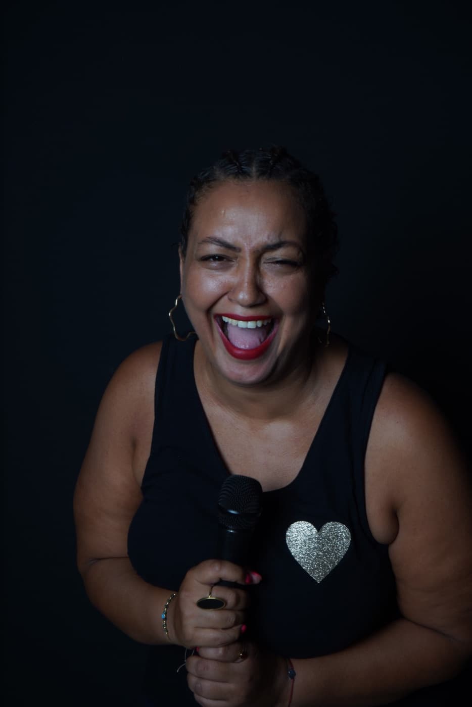 Portrait de Mounia Ouassif, clin d'œil complice au micro